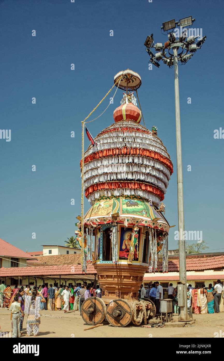 01 27 2013 Cart en bois richement décoré et coloré et l'immense campus du Temple Udupi Sri Krishna Chariot Udupi Karnataka Inde. Banque D'Images