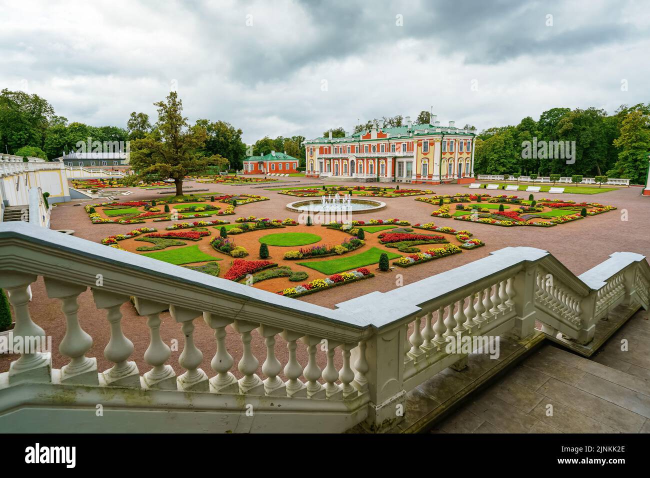 Palais russe de Kadriorg avec des jardins pleins de fleurs et de plantes et un escalier balustrade. Tallinn. Banque D'Images