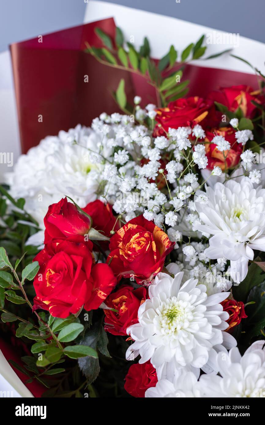 Gros bouquet de roses roses, chrysanthèmes blancs, gitsophila et branches de verdure. Banque D'Images