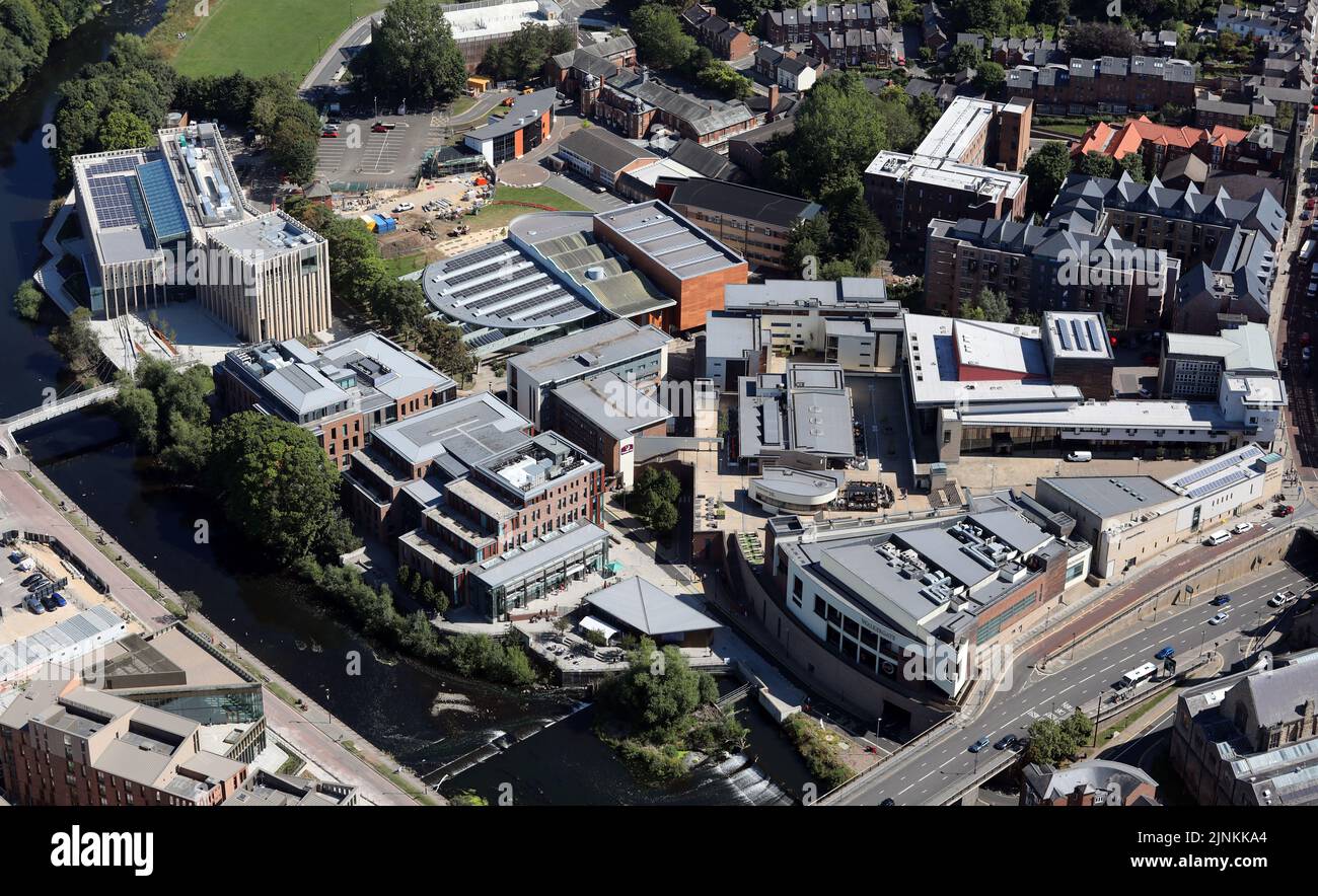 Vue aérienne du centre-ville de Durham. HM Passport Office, Premier Inn & Walkergate Shopping Centre sont en évidence ici sur le côté est de la rivière Wear. Banque D'Images