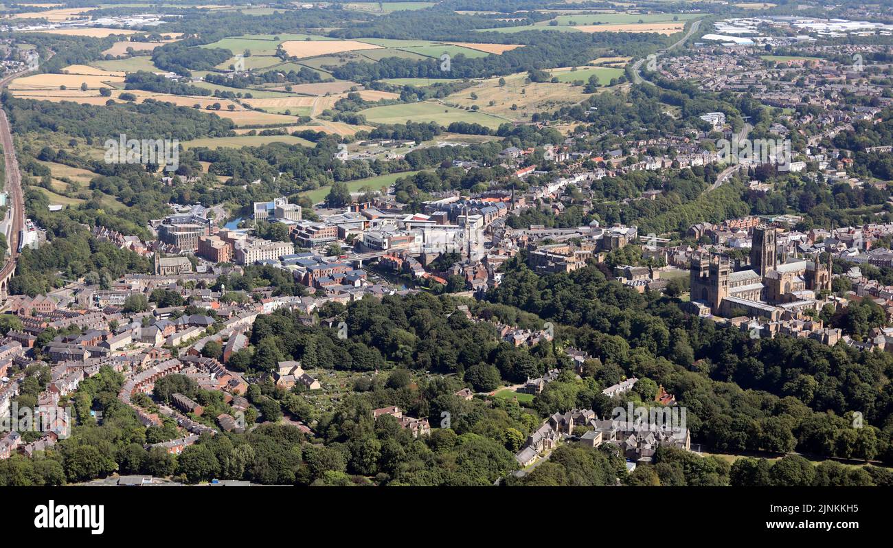 Vue aérienne de la ville de Durham depuis le sud-ouest avec la ligne de chemin de fer sur le bord gauche et le château et la cathédrale de Durham sur le côté droit Banque D'Images