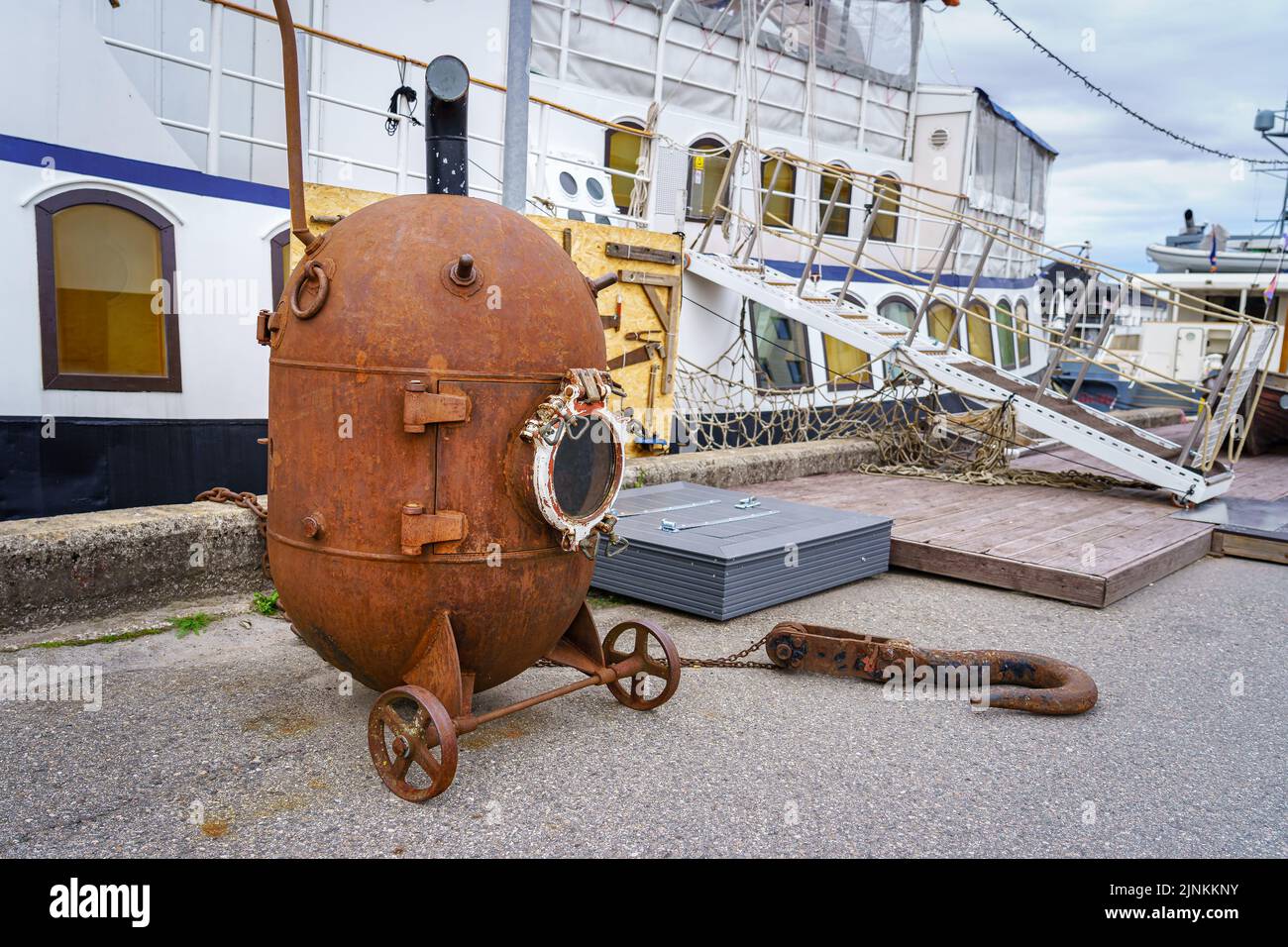 Petit fer très ancien submersible pour le travail en mer. Banque D'Images