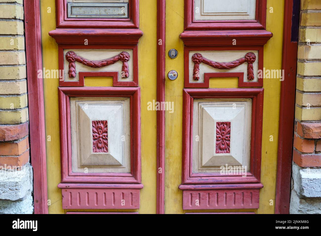 Très vieux détails de porte décorés avec du bois et du métal. Banque D'Images