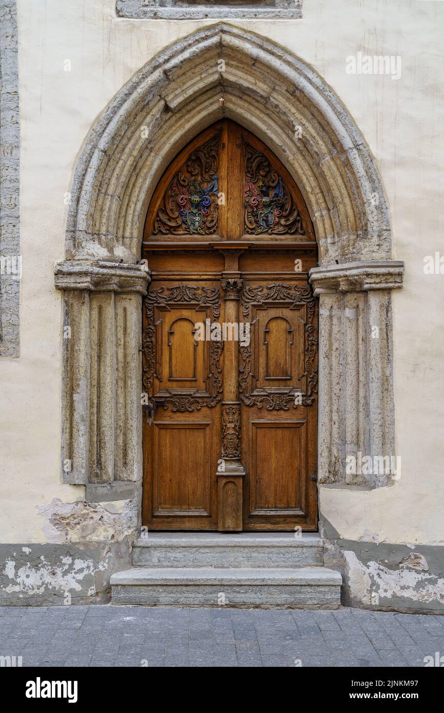 Très vieille porte en arche de pierre de style médiéval. Banque D'Images