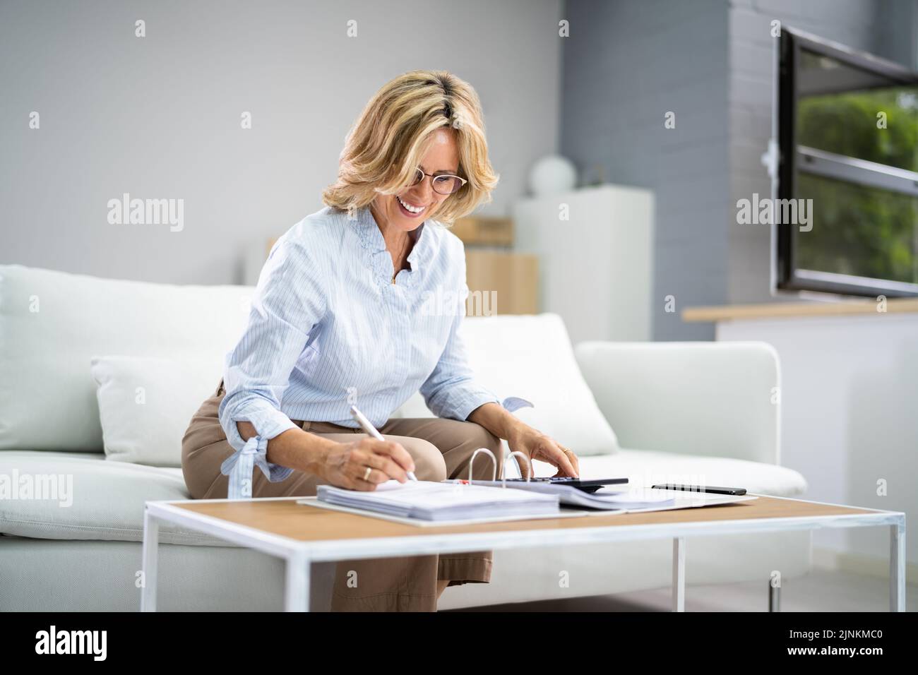 Senior faire des finances Paperwork pour la retraite. Facture femme aînée Banque D'Images