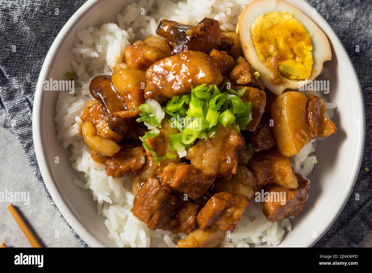 Porc et riz braisés taïwanais lu Rou faits maison avec un œuf Banque D'Images