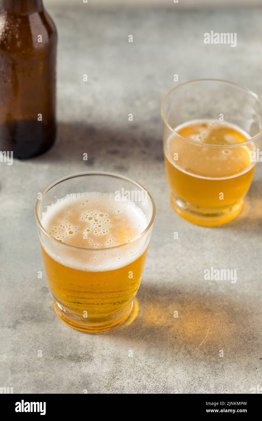 Bière rafraîchissante froide dans un verre court Banque D'Images