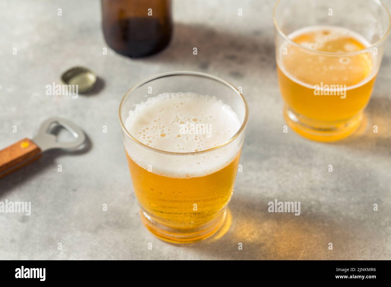 Bière rafraîchissante froide dans un verre court Banque D'Images