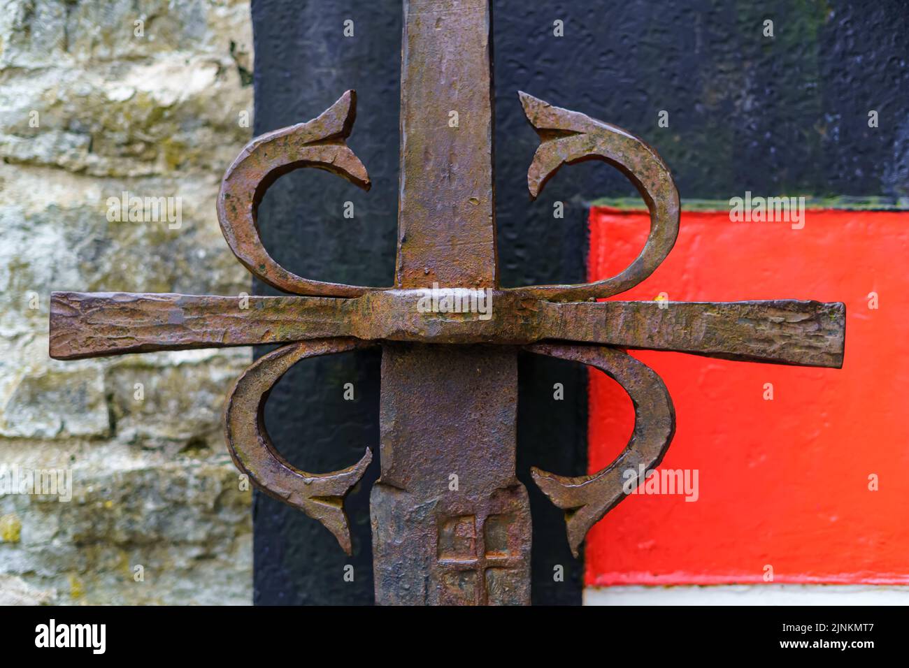 Détail d'une épée métallique très ancienne forgée au Moyen-âge. Banque D'Images