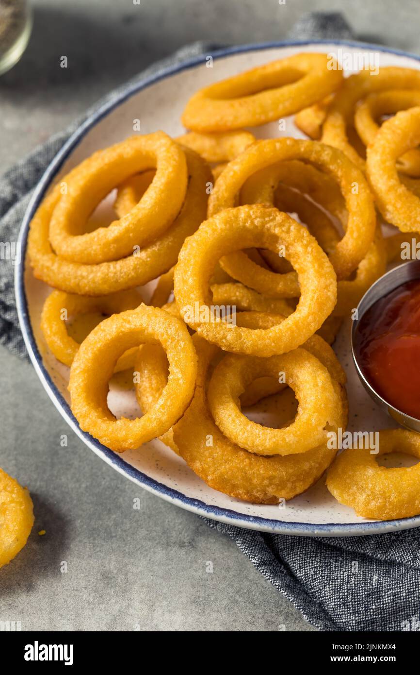 Rondelles d'oignon maison avec sauce au ketchup Banque D'Images