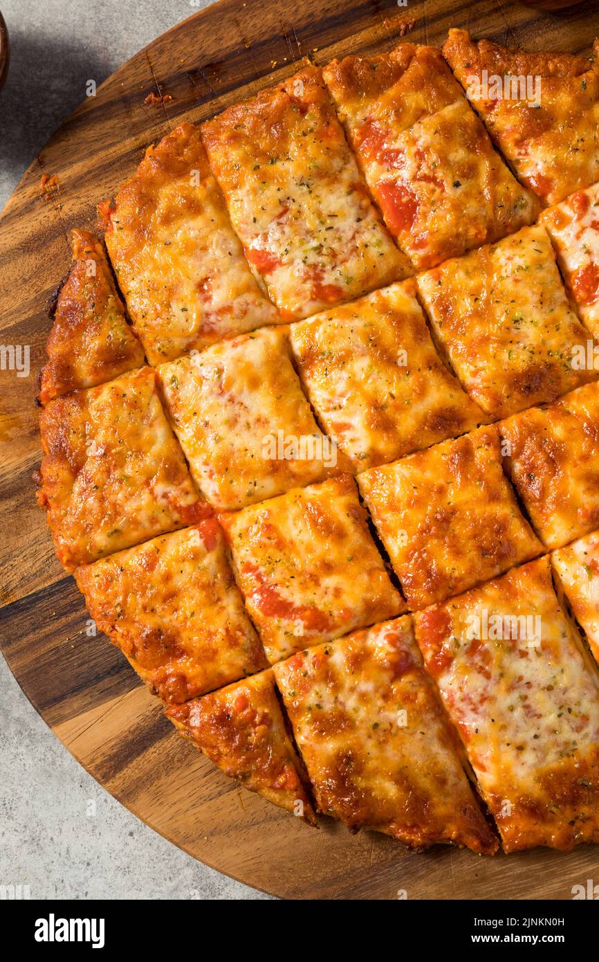 Pizza au fromage coupé maison de style taverne prête à manger Banque D'Images
