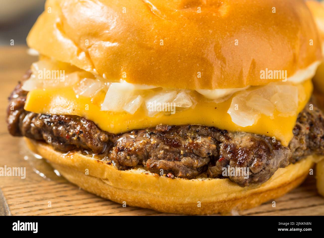 Hamburger au beurre du Wisconsin fait maison avec fromage et frites Banque D'Images