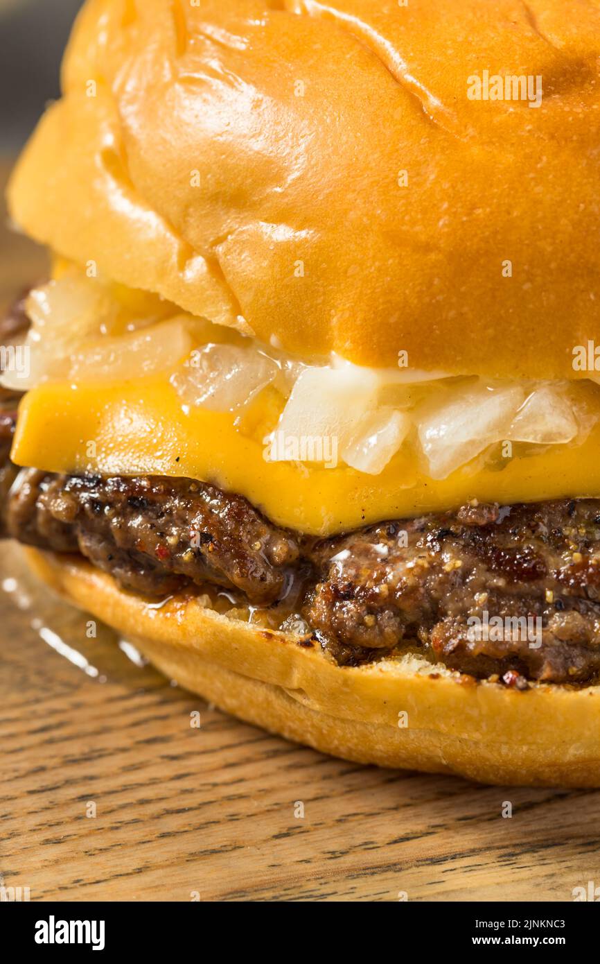 Hamburger au beurre du Wisconsin fait maison avec fromage et frites Banque D'Images