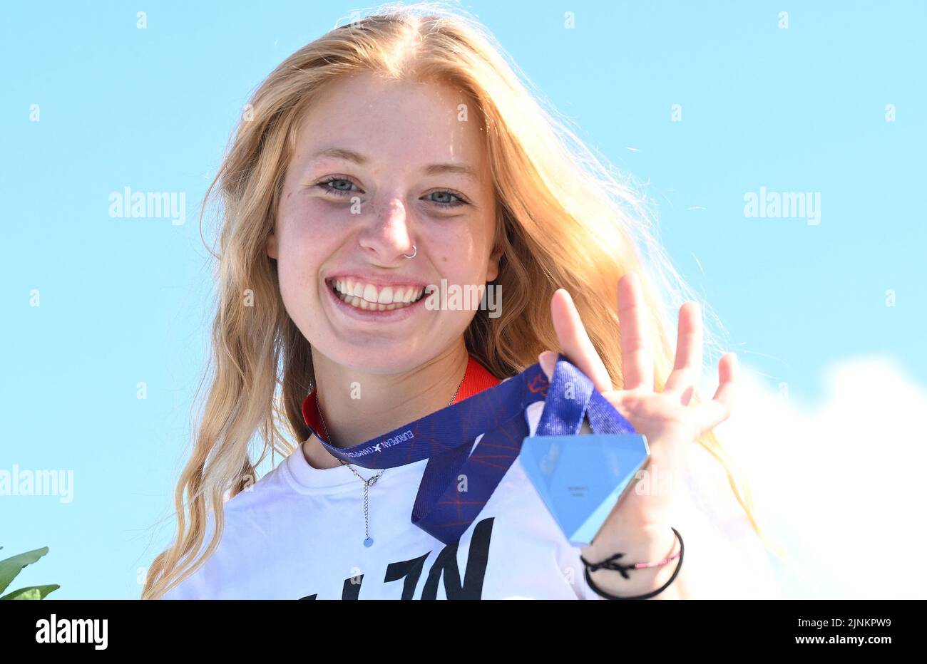 Munich, Allemagne. 12th août 2022. Championnats d'Europe, Championnat d'Europe, BMX, femmes, finale, Colline olympique. La allemande Kim Lea Müller se réjouit de sa médaille d'argent. Credit: Angelika Warmuth/dpa/Alamy Live News Banque D'Images