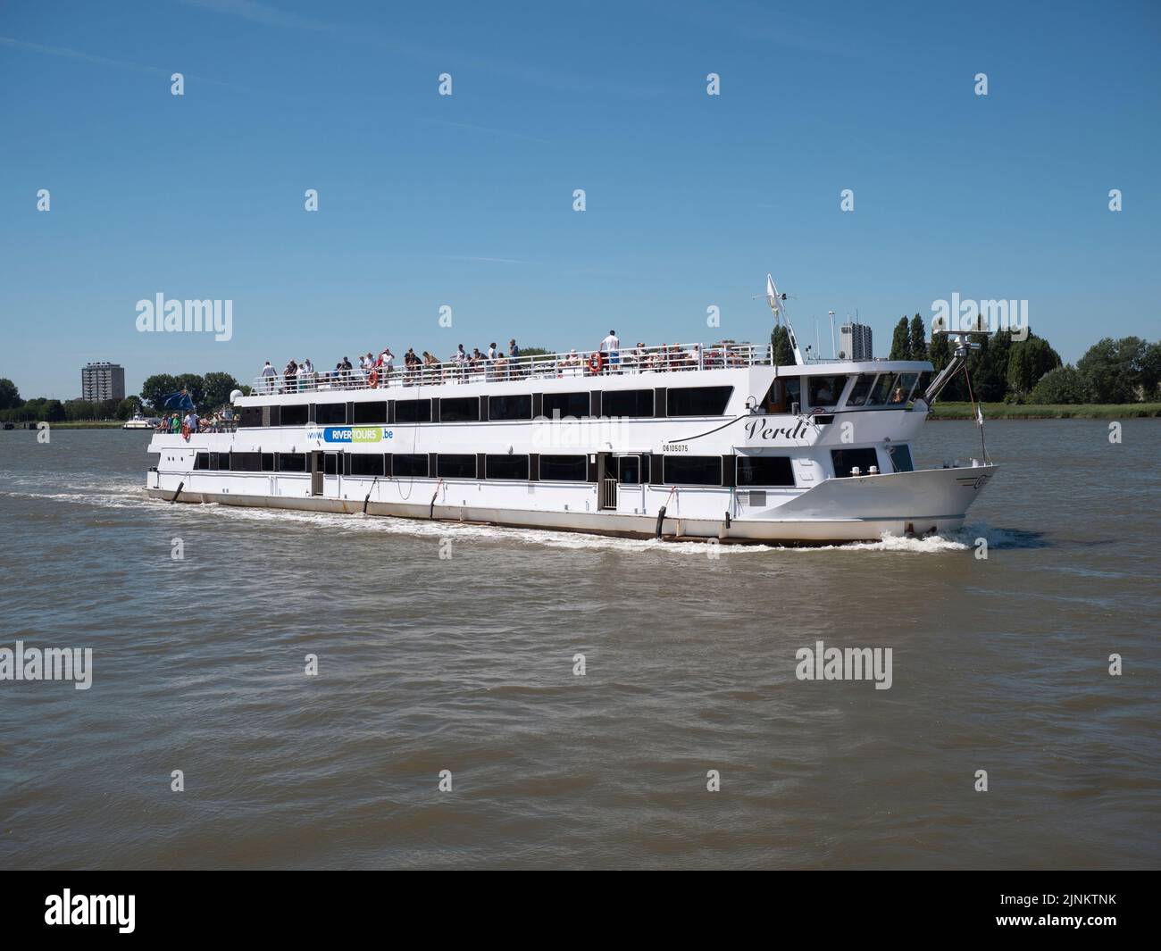 Anvers, Belgique, 24 juillet 2022, le Verdi de Rivertours, un navire à trois ponts navigue pendant les courses de grands navires sur l'Escaut à Anvers Banque D'Images