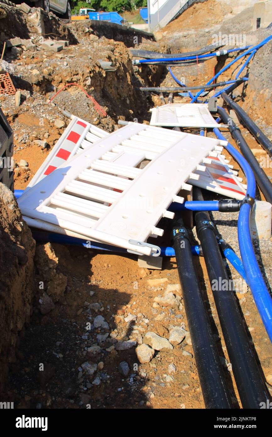 Le matériel destiné à sécuriser un chantier de construction est tombé dans l'excavation après une tempête Banque D'Images