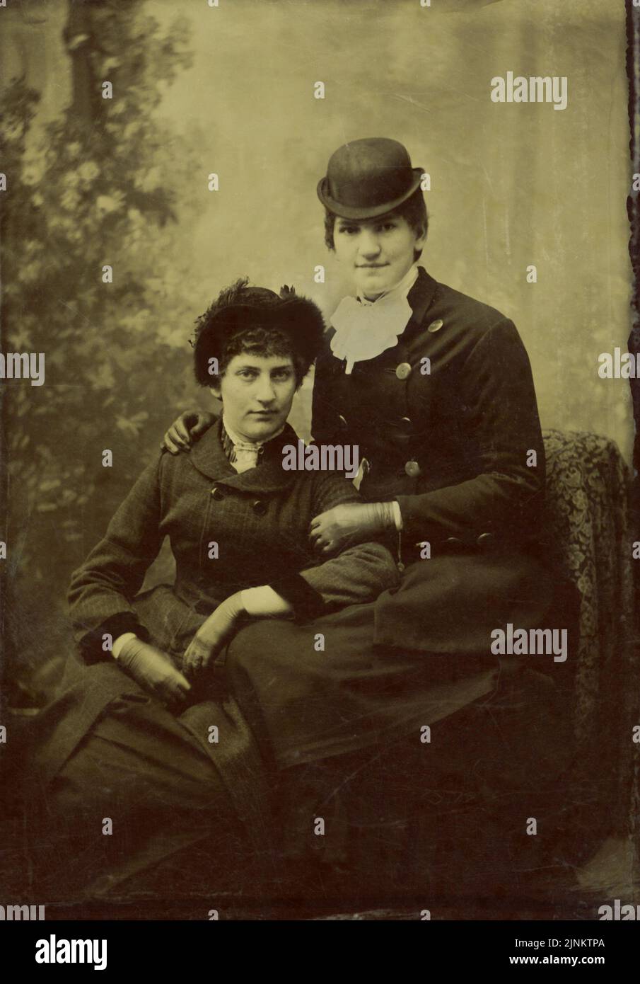 Studio victorien noir et blanc photo portrait de deux femmes portant une tenue du milieu à la fin du XIXe siècle vers 1870s Banque D'Images