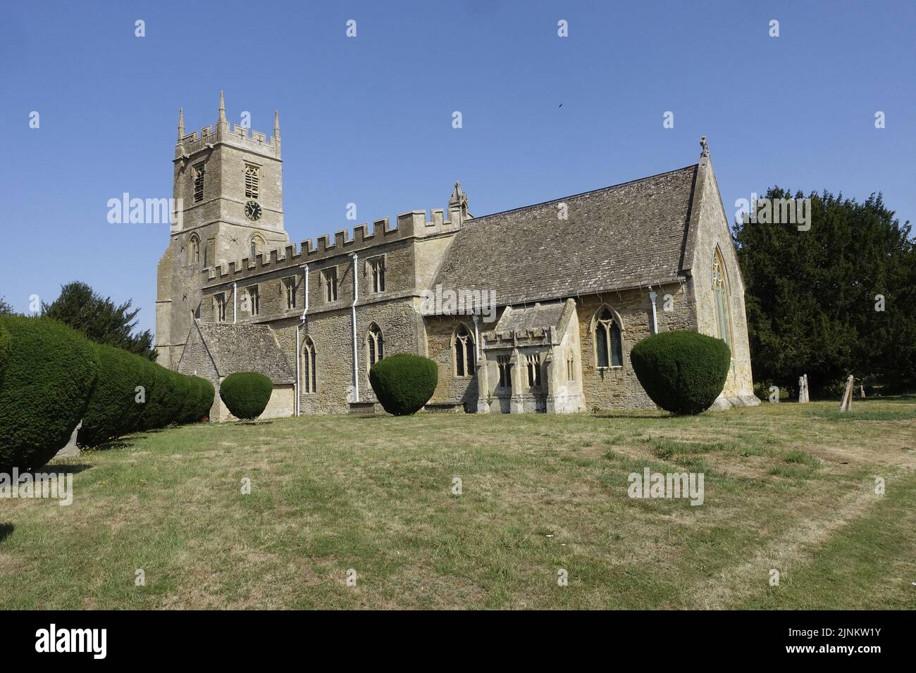 L'église Saint-Pierre et Saint-Paul long Compton date du 13th siècle avec sa porte de Lynch inhabituelle qui passe sous un vieux cottage en chaume était très vaste Banque D'Images