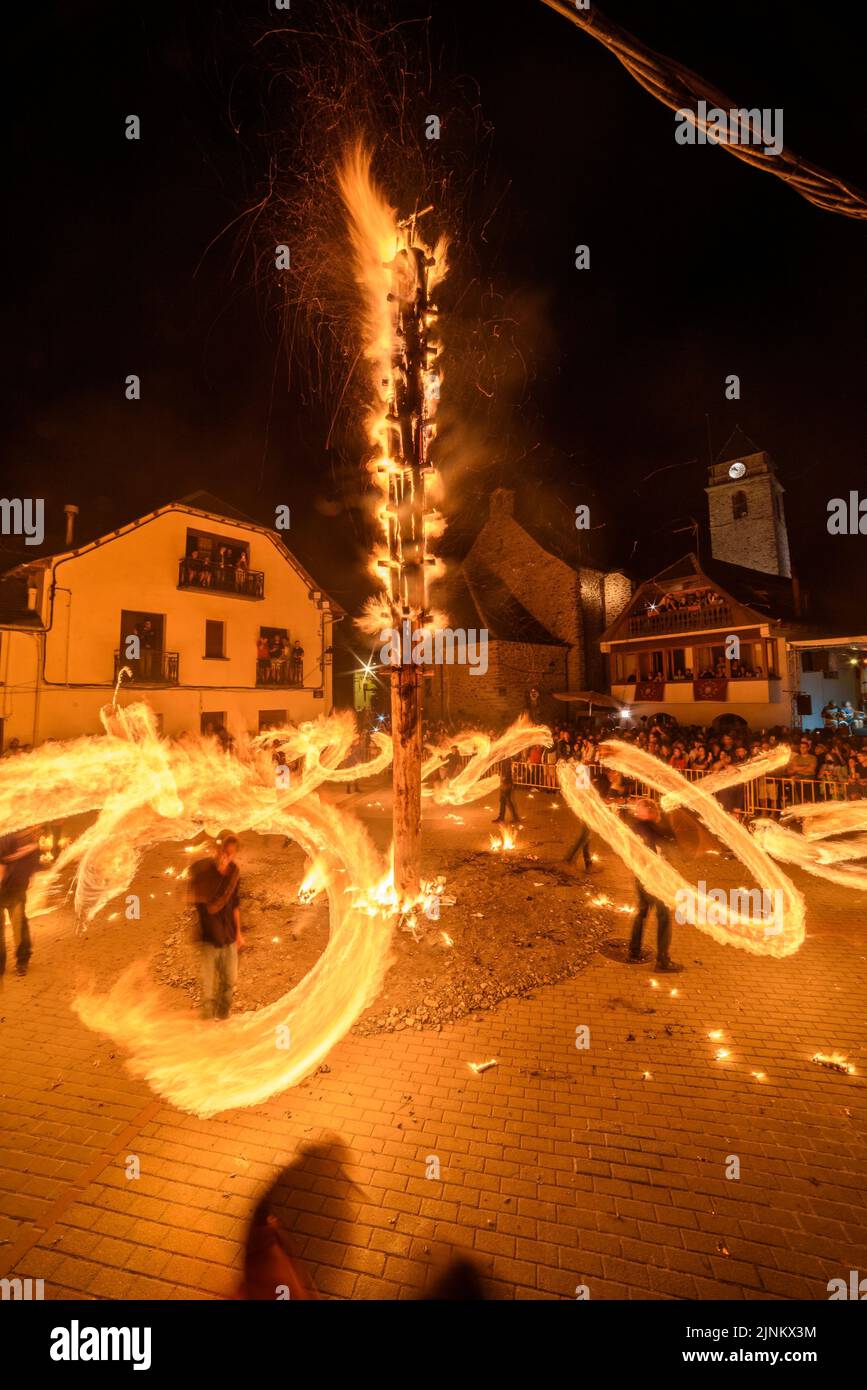 Brûlage du Haro aux les pendant le festival de nuit de Sant Joan, une tradition d'Aranese pour le solstice d'été (Vallée d'Aran, Lleida, Catalogne, Espagne) Banque D'Images