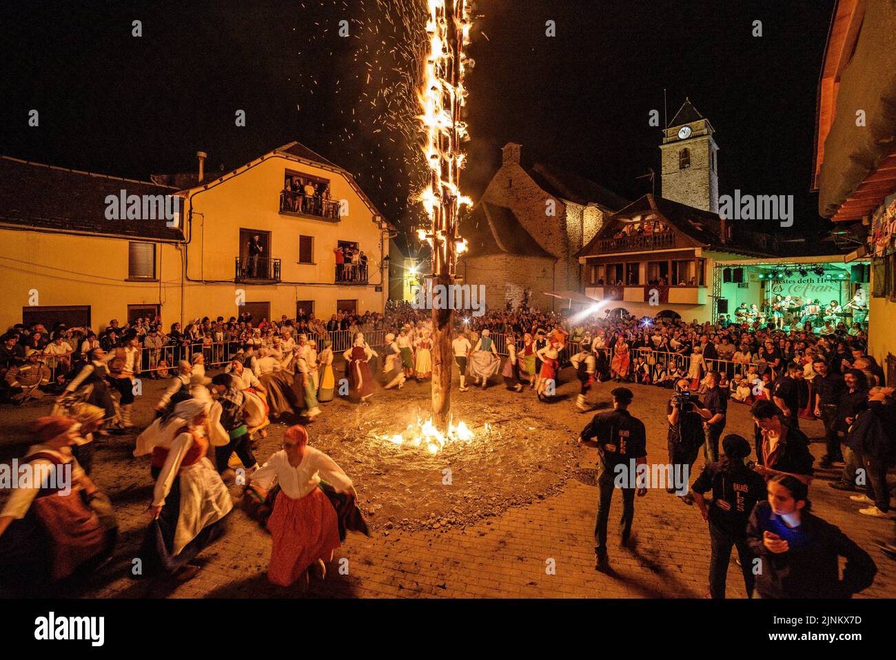 Brûlage du Haro aux les pendant le festival de nuit de Sant Joan, une tradition d'Aranese pour le solstice d'été (Vallée d'Aran, Lleida, Catalogne, Espagne) Banque D'Images