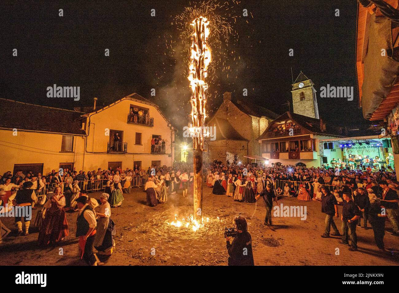 Brûlage du Haro aux les pendant le festival de nuit de Sant Joan, une tradition d'Aranese pour le solstice d'été (Vallée d'Aran, Lleida, Catalogne, Espagne) Banque D'Images