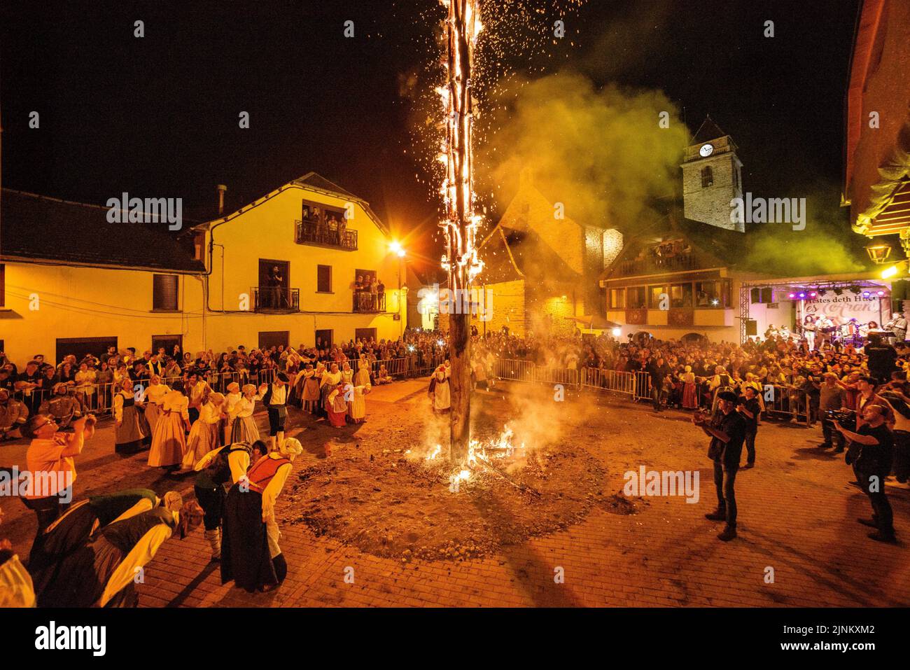 Brûlage du Haro aux les pendant le festival de nuit de Sant Joan, une tradition d'Aranese pour le solstice d'été (Vallée d'Aran, Lleida, Catalogne, Espagne) Banque D'Images