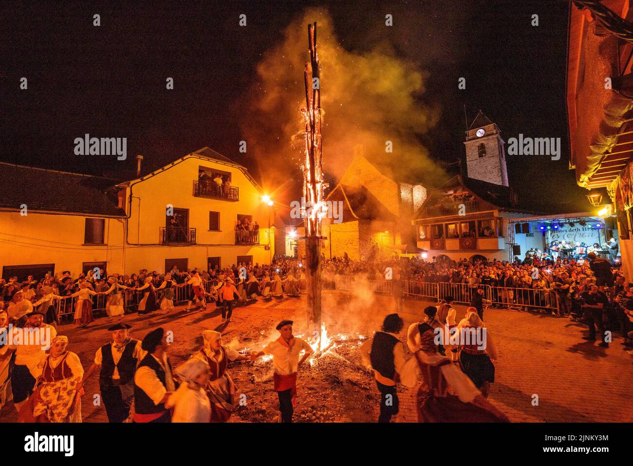 Brûlage du Haro aux les pendant le festival de nuit de Sant Joan, une tradition d'Aranese pour le solstice d'été (Vallée d'Aran, Lleida, Catalogne, Espagne) Banque D'Images