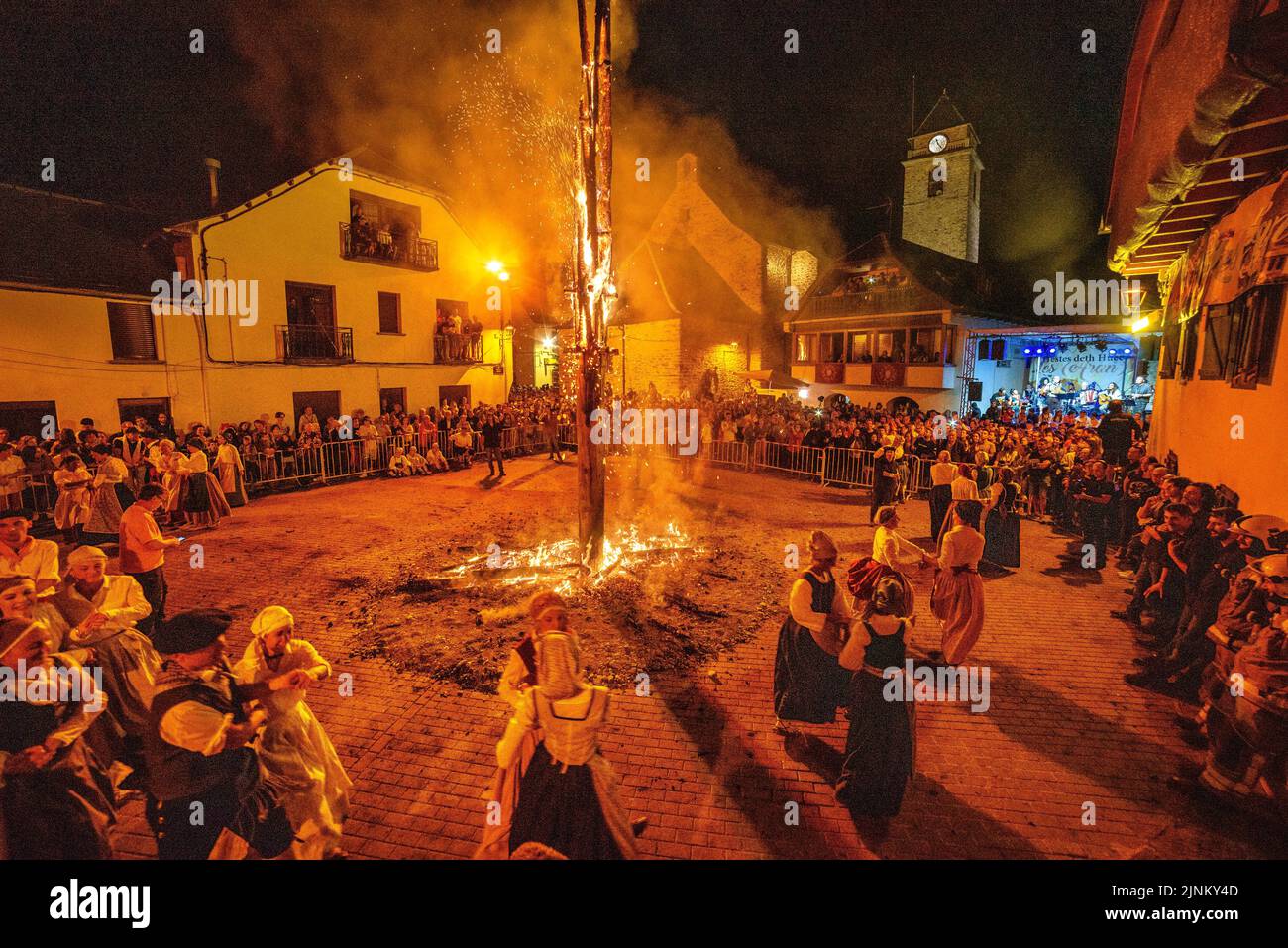 Brûlage du Haro aux les pendant le festival de nuit de Sant Joan, une tradition d'Aranese pour le solstice d'été (Vallée d'Aran, Lleida, Catalogne, Espagne) Banque D'Images