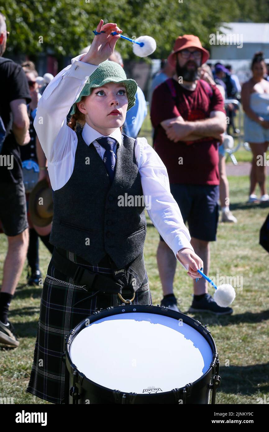 Glasgow, Royaume-Uni. 12th août 2022. Le Championnat du monde de groupes de tubes a été rétabli après avoir été suspendu en 2019 en raison des restrictions de Covid, et cette année 150 groupes de tuyaux du monde entier prennent part. La compétition a lieu sur 2 jours, et le deuxième jour (samedi), en raison du temps chaud et ensoleillé, il devrait attirer des foules records. Batteur avec Policer Scotland Pipe Band. Crédit : Findlay/Alay Live News Banque D'Images