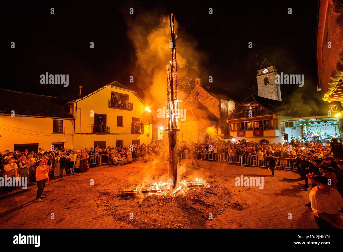 Brûlage du Haro aux les pendant le festival de nuit de Sant Joan, une tradition d'Aranese pour le solstice d'été (Vallée d'Aran, Lleida, Catalogne, Espagne) Banque D'Images