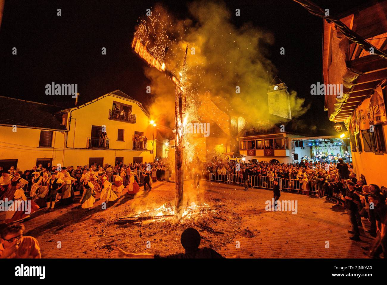 Brûlage du Haro aux les pendant le festival de nuit de Sant Joan, une tradition d'Aranese pour le solstice d'été (Vallée d'Aran, Lleida, Catalogne, Espagne) Banque D'Images