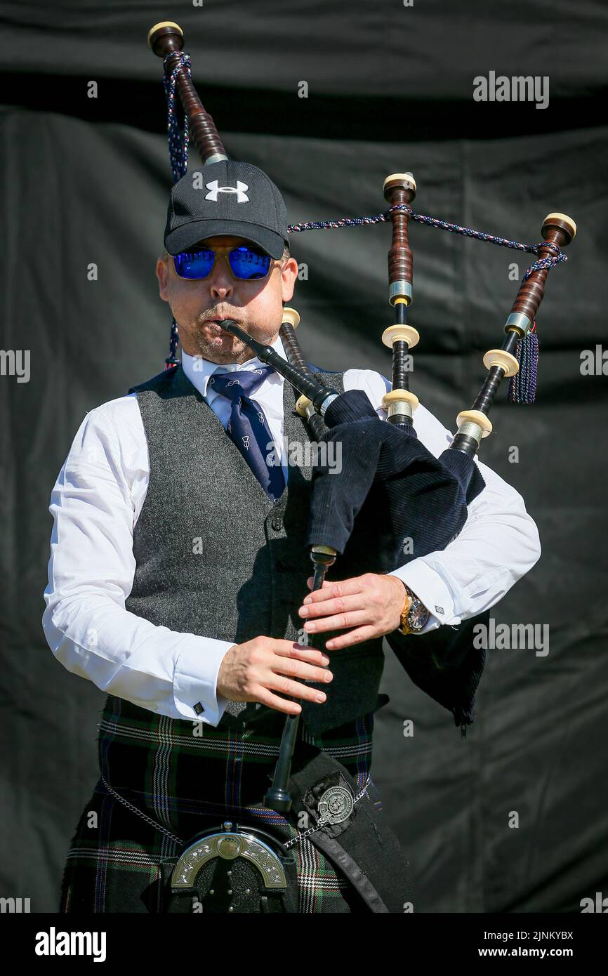 Glasgow, Royaume-Uni. 12th août 2022. Le Championnat du monde de groupes de tubes a été rétabli après avoir été suspendu en 2019 en raison des restrictions de Covid, et cette année 150 groupes de tuyaux du monde entier prennent part. La compétition a lieu sur 2 jours, et le deuxième jour (samedi), en raison du temps chaud et ensoleillé, il devrait attirer des foules records. Piper avec police Scotland Pipe Band. Crédit : Findlay/Alay Live News Banque D'Images