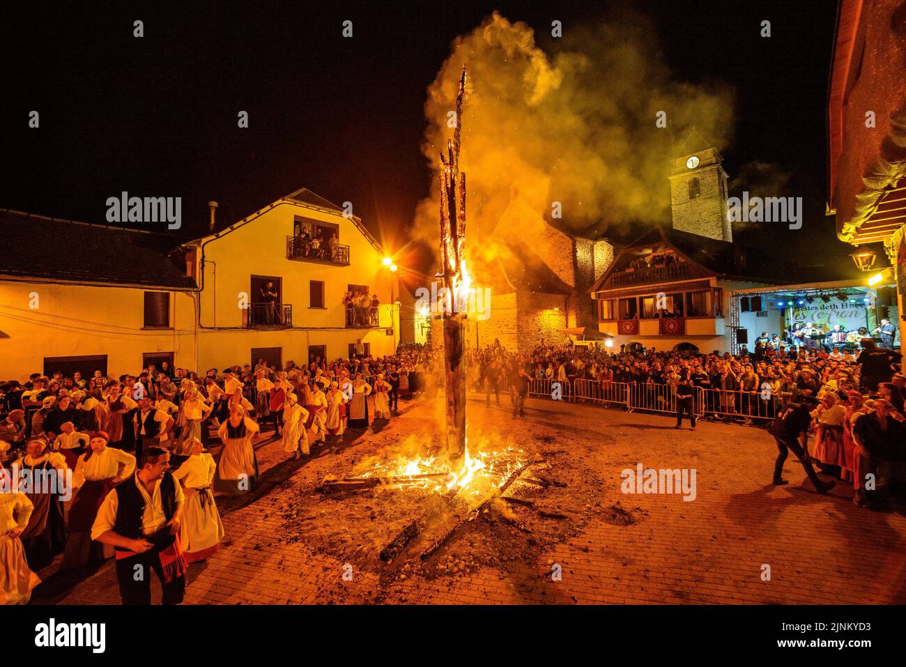 Brûlage du Haro aux les pendant le festival de nuit de Sant Joan, une tradition d'Aranese pour le solstice d'été (Vallée d'Aran, Lleida, Catalogne, Espagne) Banque D'Images