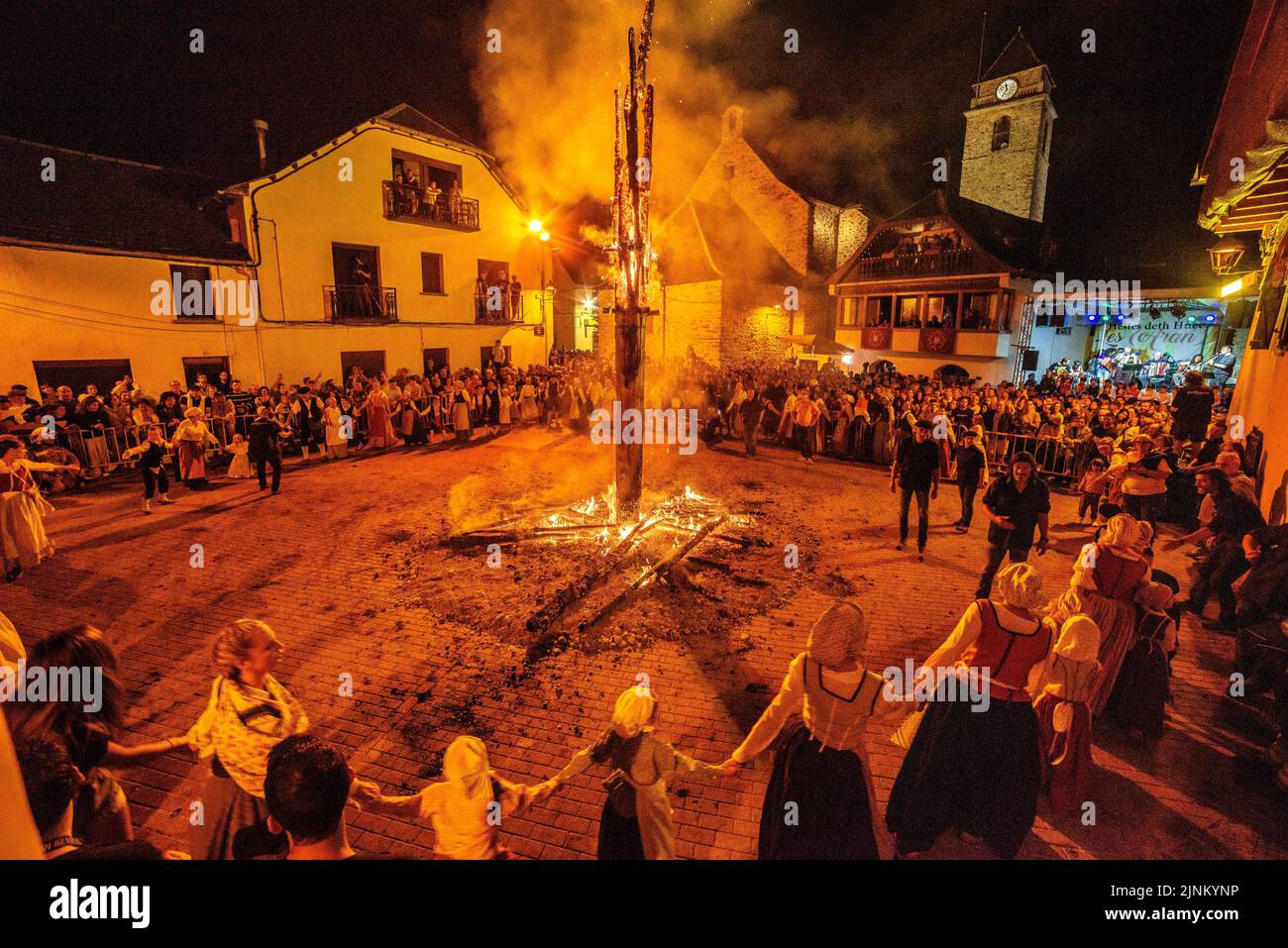 Brûlage du Haro aux les pendant le festival de nuit de Sant Joan, une tradition d'Aranese pour le solstice d'été (Vallée d'Aran, Lleida, Catalogne, Espagne) Banque D'Images