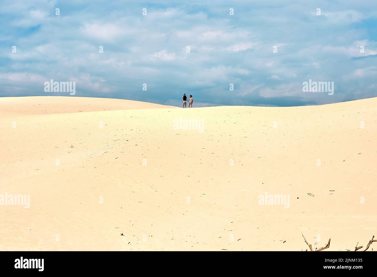 Dunes désertiques, couple amoureux du paysage aride Banque D'Images