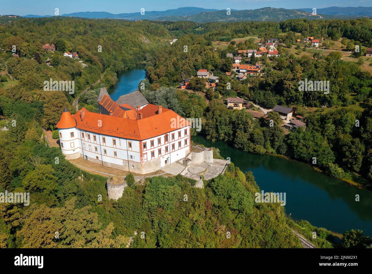 Vue aérienne de la vieille ville d'Ozalj sur le fleuve Kupa, Croatie Banque D'Images