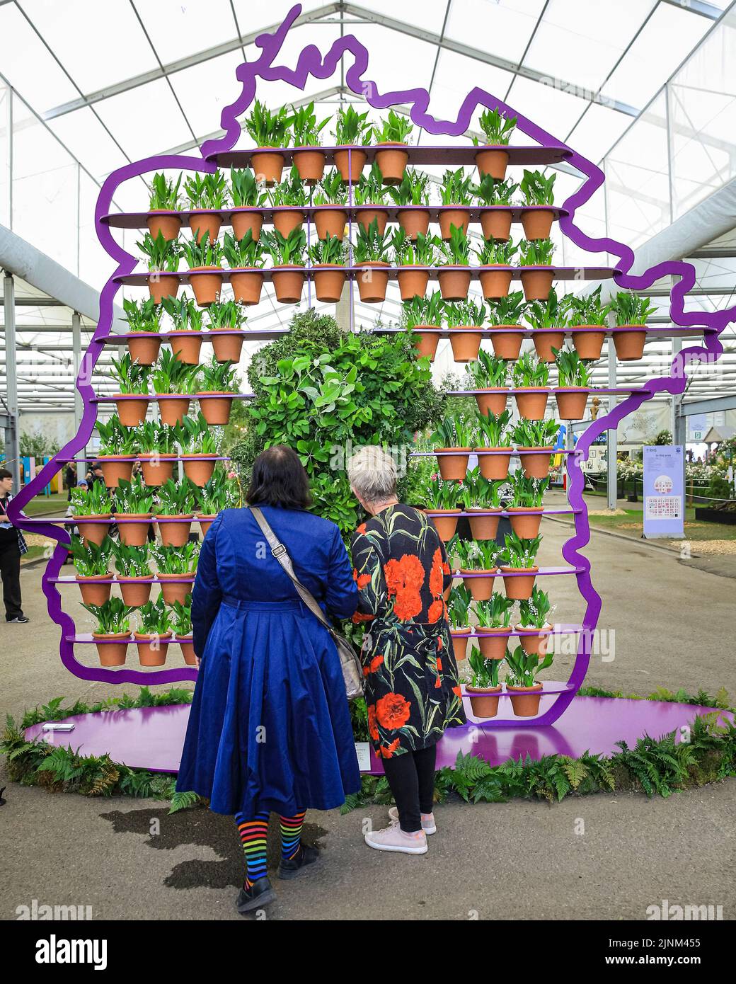 Les visiteurs regardent l'installation de l'usine Queen's Platinum Jubilee par Simon Lycett, Chelsea Flower Show 2022 Banque D'Images