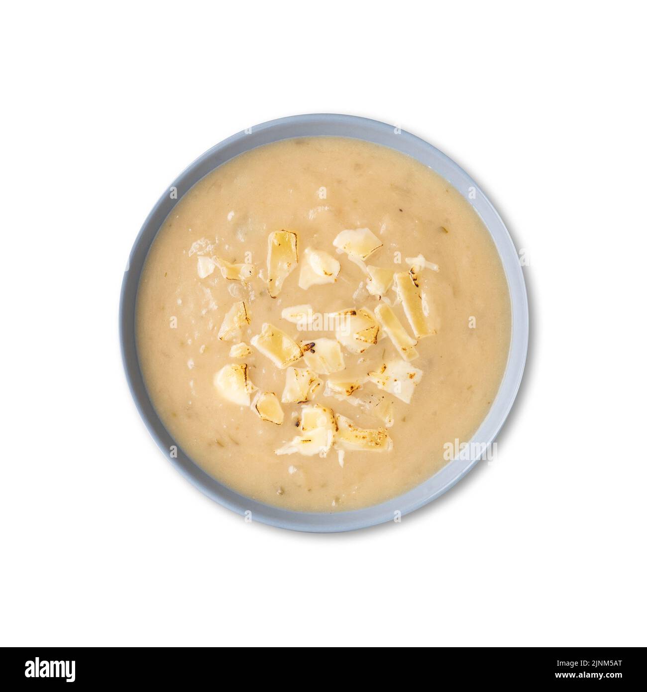 Soupe à l'oignon et au fromage dans un bol isolé sur fond blanc. Banque D'Images