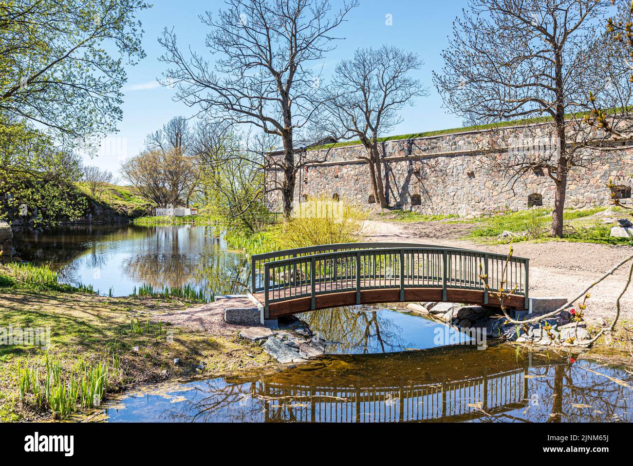 Lac Lemmenlampi dans le parc Pipers (Piperin puisto) sur l'île de Suomenlinna au large d'Helsinki, en Finlande Banque D'Images