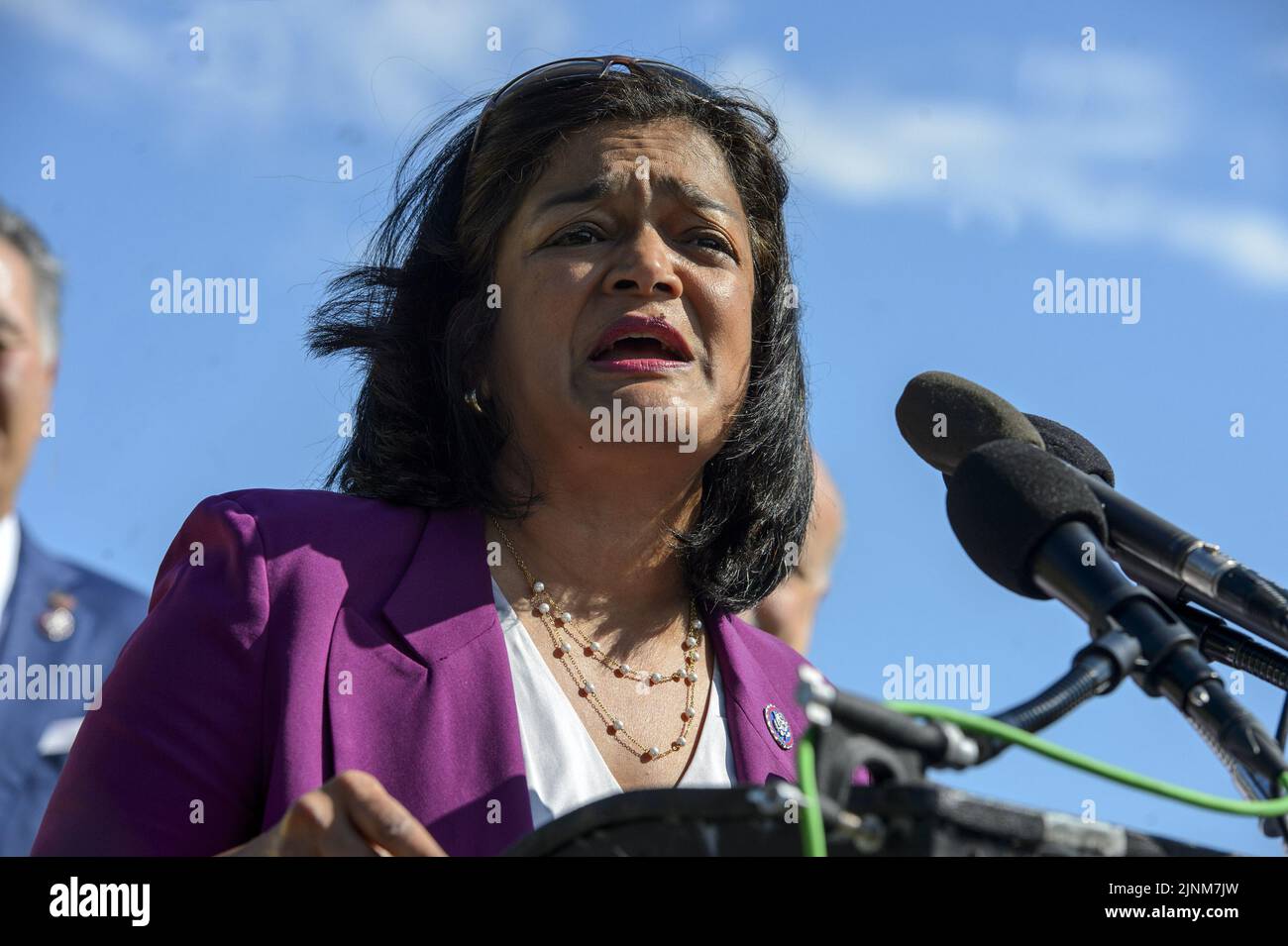 Washington DC, États-Unis. 12th août 2022. Le président du caucus progressiste de la Chambre des communes, Pramila Jayapal, D-WA, parle lors d'une conférence de presse avec d'autres membres sur la Loi sur la réduction de l'inflation avant le vote au Capitole des États-Unis à Washington, DC, vendredi, 12 août 2022. Photo de Bonnie Cash/UPI Credit: UPI/Alay Live News Banque D'Images