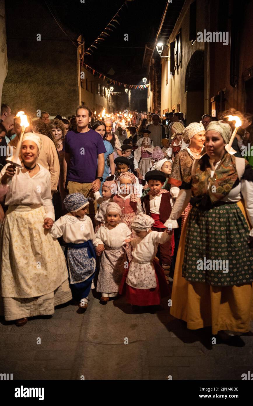 Procession de Saint John vers la place Haro aux sur la fête nocturne de Sant Joan (les, Vallée d'Aran, Lleida, Catalogne, Espagne, Pyrénées) Banque D'Images