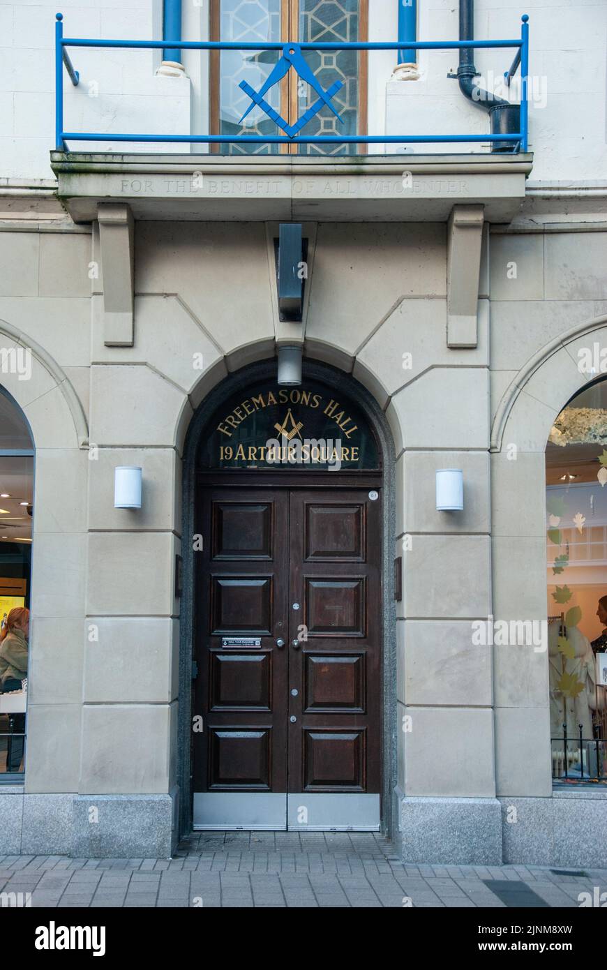 Belfast, Royaume-Uni – 30 octobre 2019 - salle de Freemasons avec symboles masoniques sur la façade d'Arthur Square, Belfast, Irlande du Nord Banque D'Images