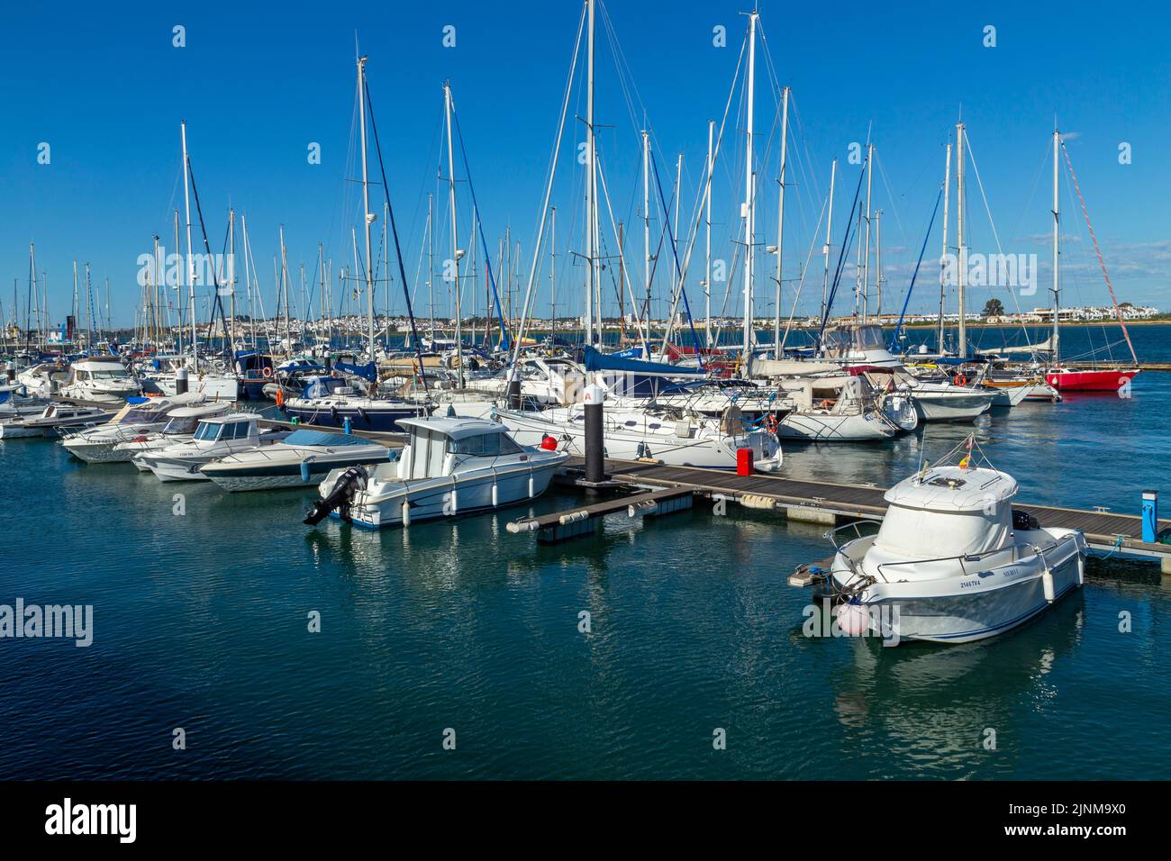 VILA REAL DE SANTO ANTONIO, PORTUGAL - 11 JUIN 2022 - Yachts et bateaux amarrés dans le port de plaisance avec des bâtiments en bord de mer le long de l'Avenida da Republica Banque D'Images