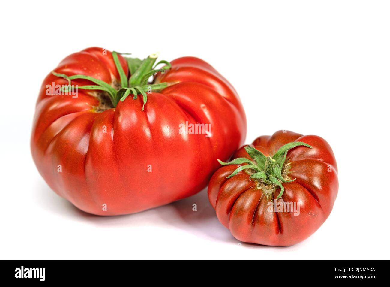 Tomates beefsteak isolées sur fond blanc Banque D'Images