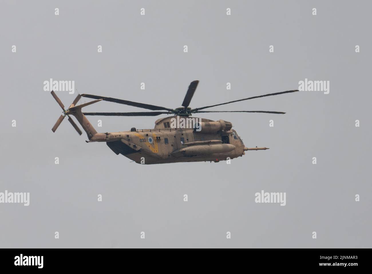 Jérusalem, Israël - 5 mai 2022 : un hélicoptère de stalinon de la mer Sikorsky CH-53 de l'armée de l'air israélienne, volant dans un ciel voilé. Banque D'Images