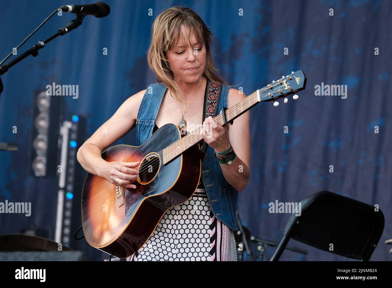 Cropredy, Royaume-Uni. 12th août 2022. Cropredy, Royaume-Uni. 12th août 2022. Emily Barker, chanteuse-compositeur et guitariste australienne, présente sur scène au festival Cropredy de la convention de Farirport. Emily Barker (née le 2 décembre 1980) est une chanteuse-compositrice, musicienne et compositrice australienne. Sa musique a été présentée comme le thème des drames de la BBC Wallander et The Shadow Line. Avec le trio multi-instrumental The Red Clay Halo, elle a enregistré quatre albums crédit: SOPA Images Limited/Alay Live News crédit: SOPA Images Limited/Alay Live News Banque D'Images