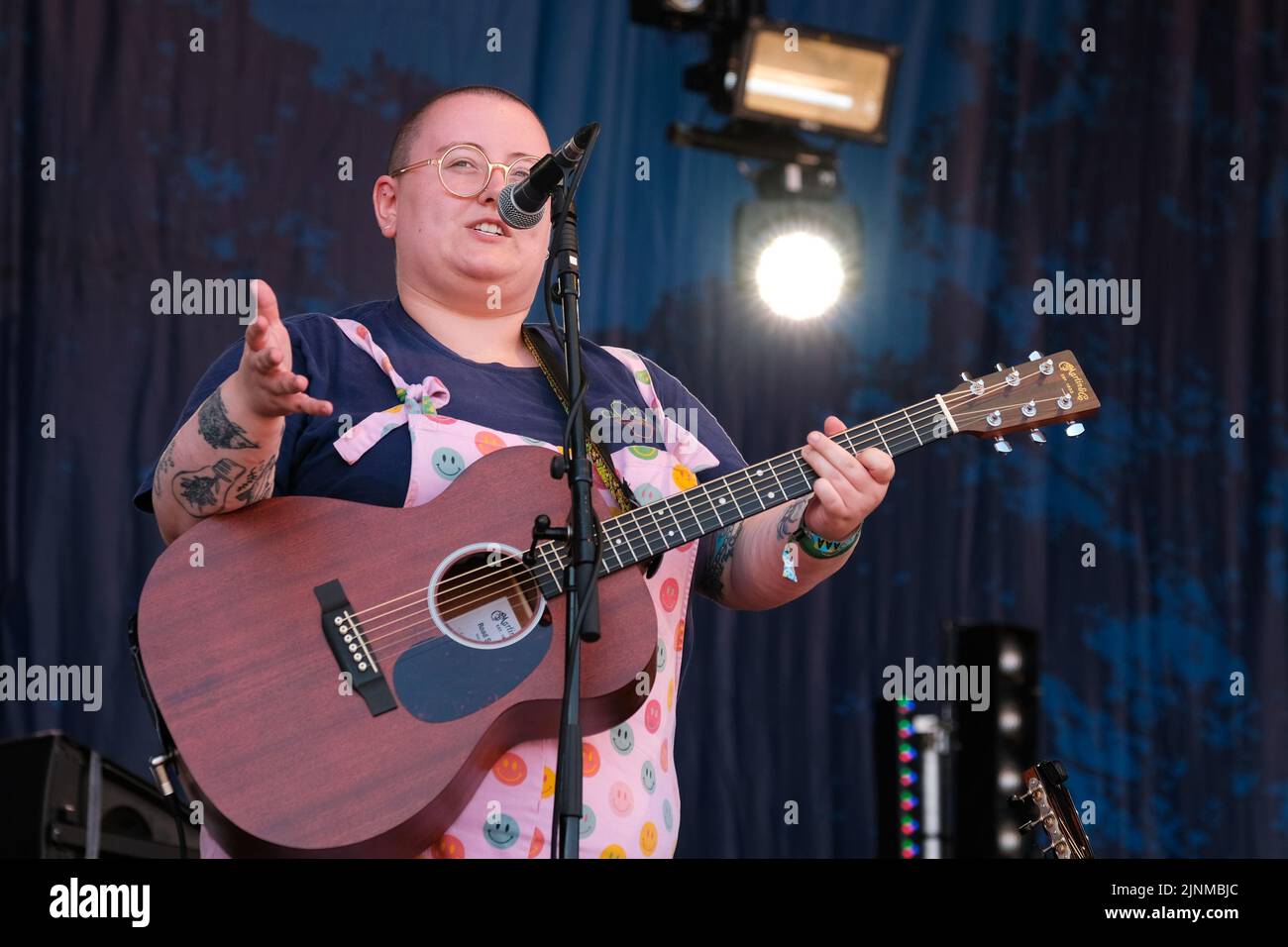 Cropredy, Royaume-Uni. 12th août 2022. Maddie Morris, auteur-compositeur et guitariste de la chanteuse politique anglaise, se joue en direct sur scène au Festival Cropredy de la convention de Faéroport. Maddie Morris, lauréate du prix BBC radio 2 Young folk 2019 et Lilian Grace récipiendaire du prix Bernard Davey 2017 sont un duo folk de Leeds. Leur projet actuel « les monstres Sticky » est influencé par les œuvres de l'artiste suédois John Kenn, ils espèrent créer un album utilisant ces œuvres pour composer de la musique entourant l'enfance, les mauvais traitements et la pauvreté. Maddie et Lilian sont diplômés de BA Folk Music au Conservatoire de Leeds en 20 Banque D'Images