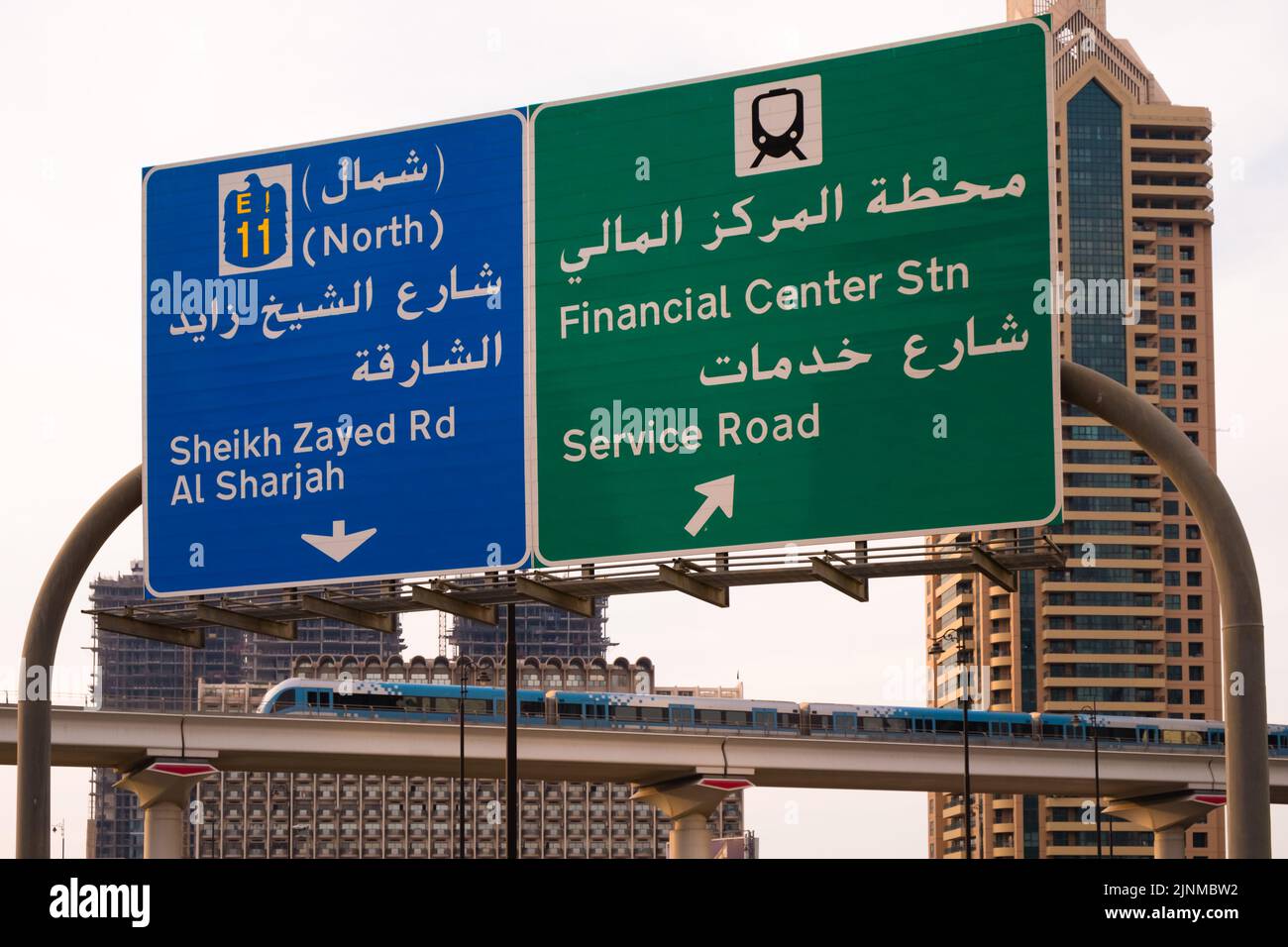 Grand panneau routier à Dubaï, Émirats arabes Unis. À gauche sur Sheikh Zayed Road et Sharjah ; à droite sur la gare du centre financier. Le métro de Dubaï passe par. Banque D'Images