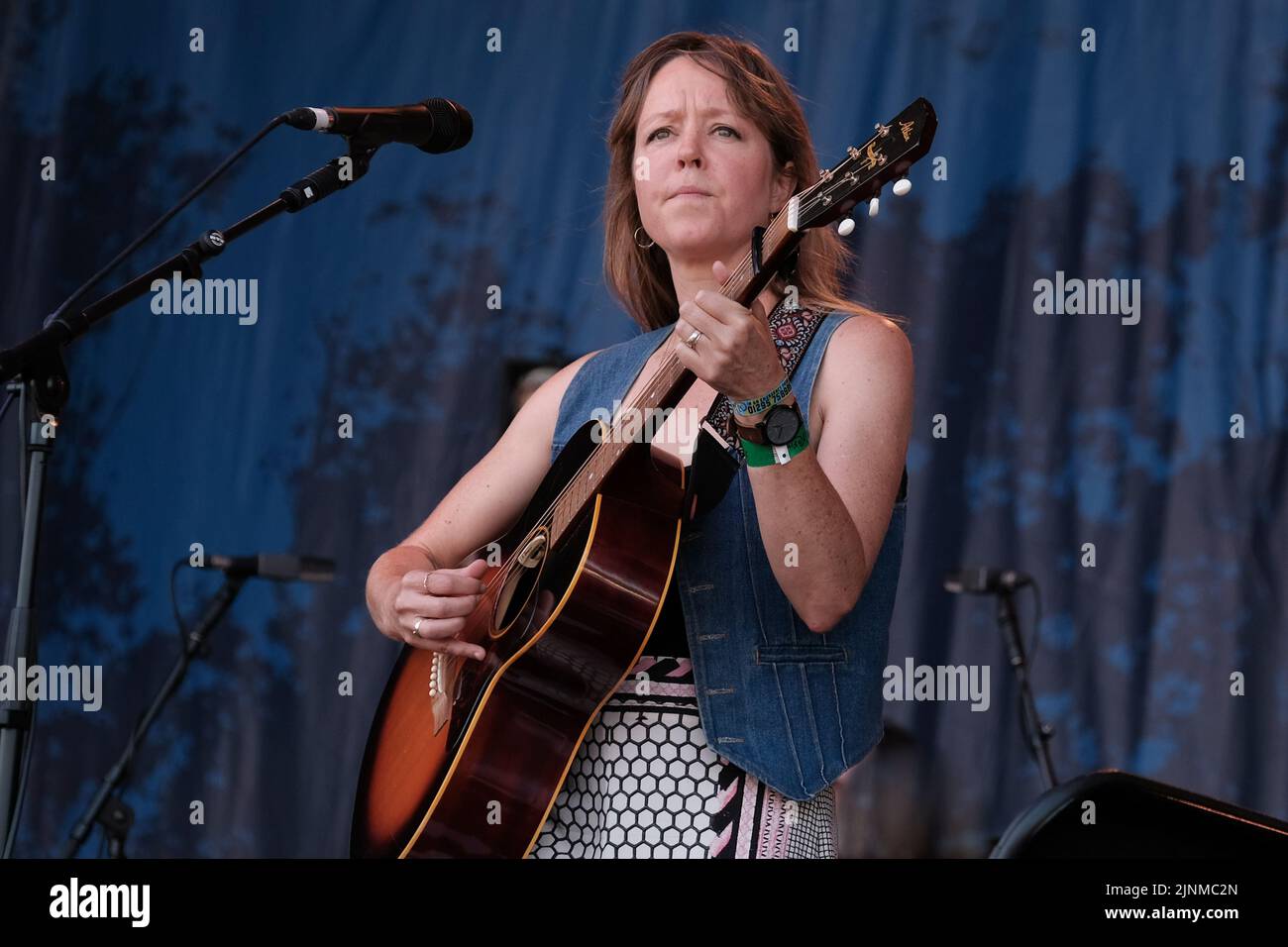 Cropredy, Royaume-Uni. 12th août 2022. Emily Barker, chanteuse-compositeur et guitariste australienne, présente sur scène au festival Cropredy de la convention de Farirport. Emily Barker (née le 2 décembre 1980) est une chanteuse-compositrice, musicienne et compositrice australienne. Sa musique a été présentée comme le thème des drames de la BBC Wallander et The Shadow Line. Avec le trio multi-instrumental The Red Clay Halo, elle a enregistré quatre albums (photo de Dawn Fletcher-Park/SOPA Images/Sipa USA) Credit: SIPA USA/Alay Live News Banque D'Images