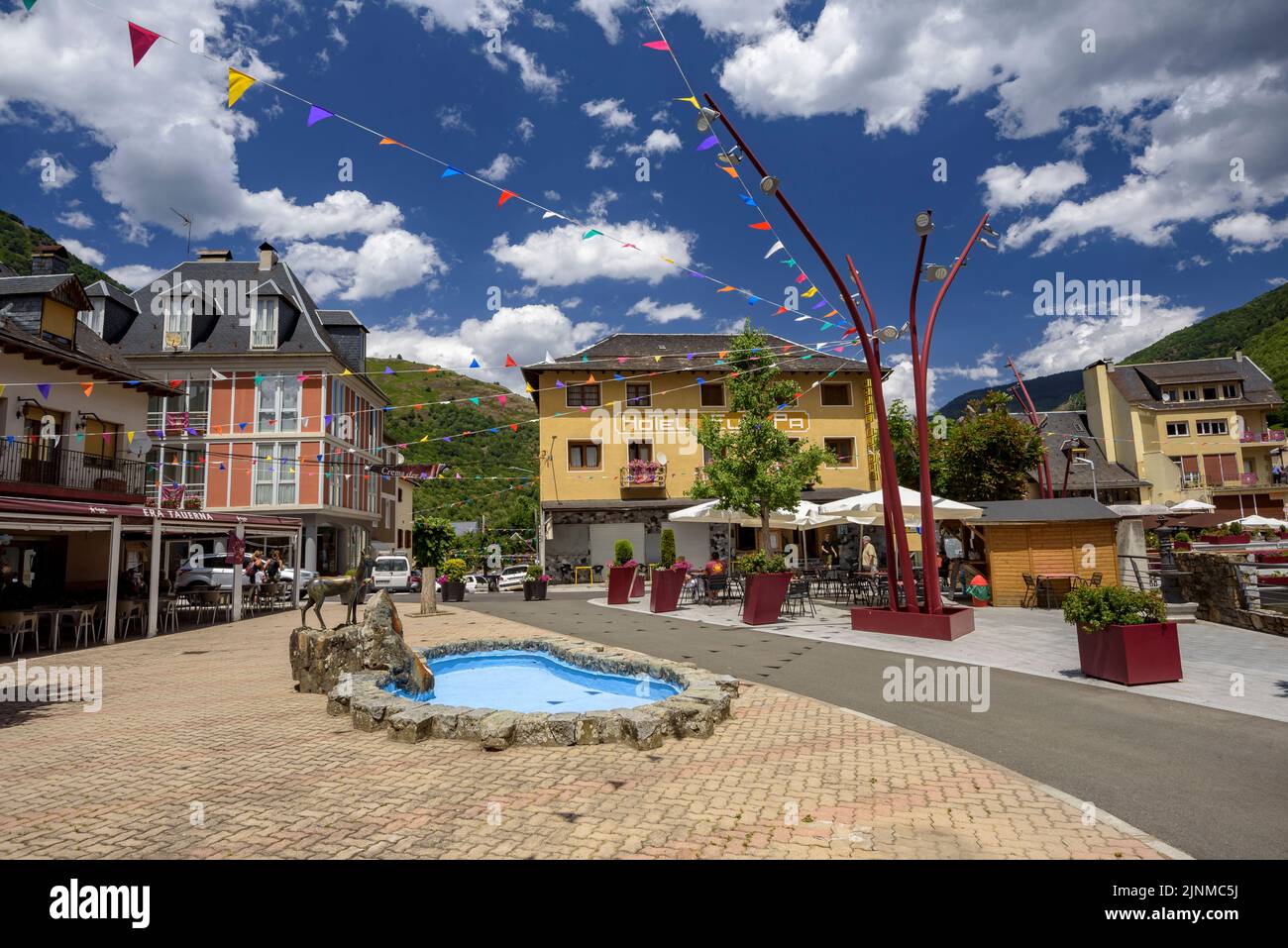 Place de l'hôtel de ville l'après-midi d'été, dans la vallée de l'Aran (Lleida, Catalogne, Espagne, Pyrénées) ESP: Plaza del Ayuntamiento des en verano Banque D'Images
